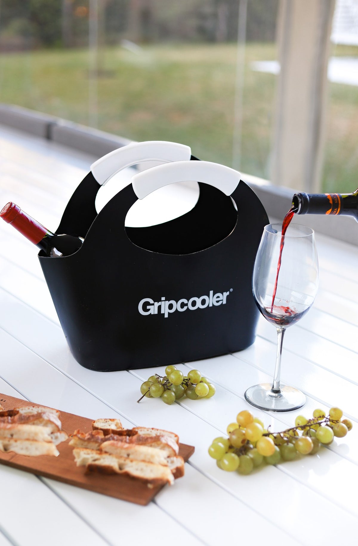 Gripcooler Logo Original negra 7L con vino y picada